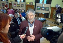 Г.Г.Поплавский дает интервью журналистам телевидения