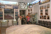 Зал музея с географическим макетом машрута экспедиции
