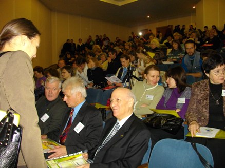 Ш.А.Амонашвили среди участников Международной научно-практической конференции в Минске, 2008